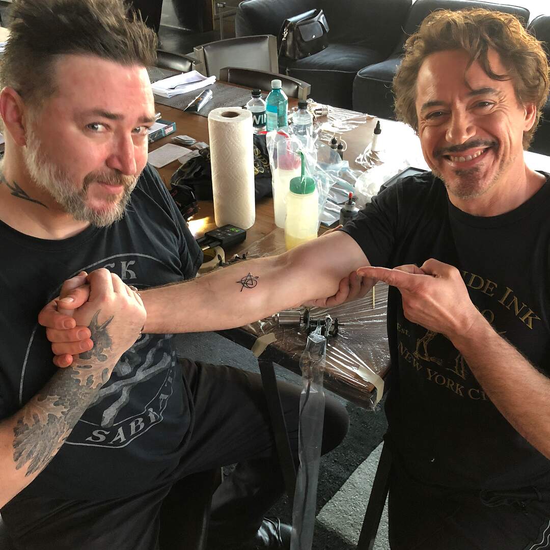 Robert Downey Jr. faz tatuagem em homenagem aos Vingadores