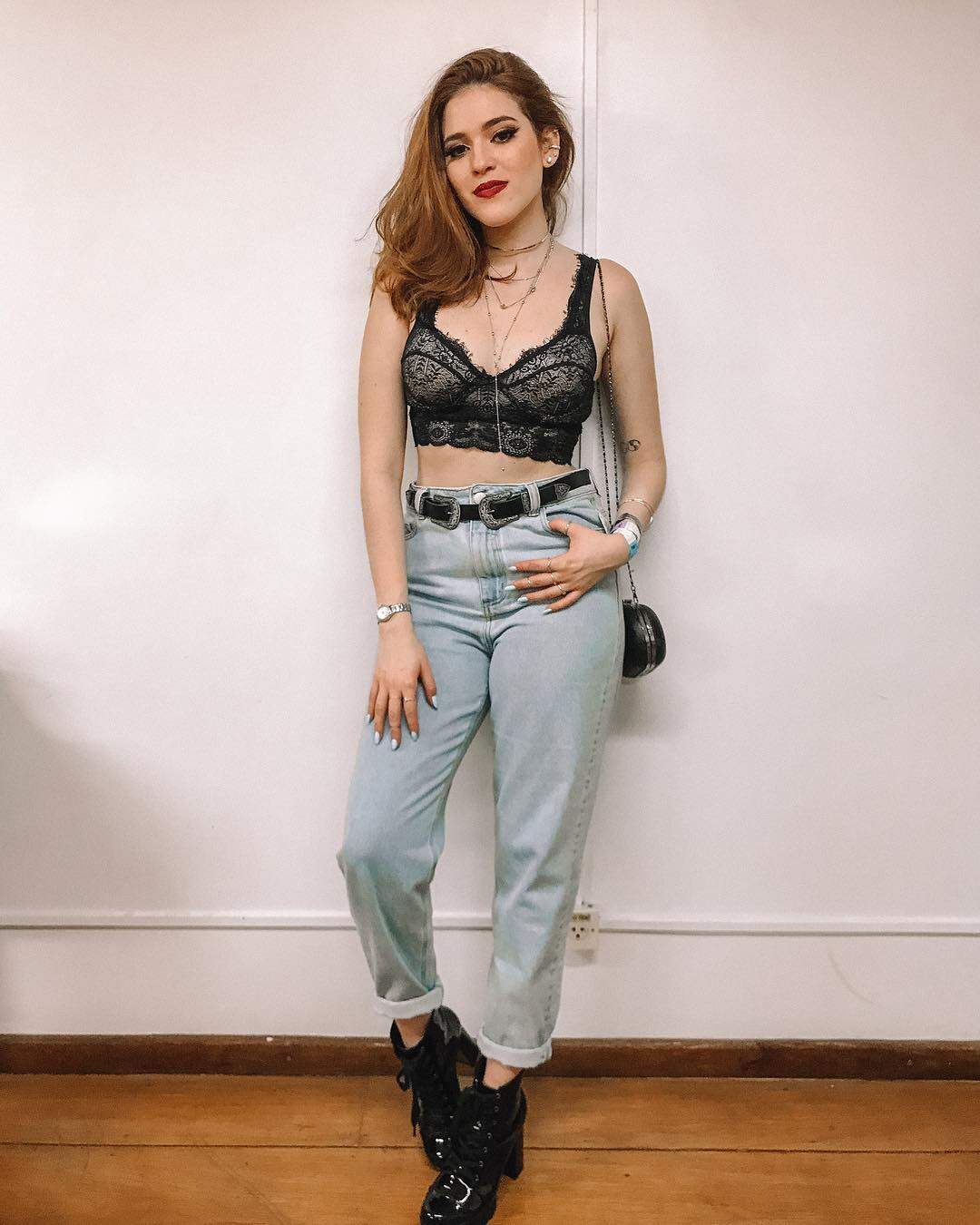 Ex-BBB Ana Clara vai só de jeans e lingerie para curtir show de pagode | Metropolitana FM