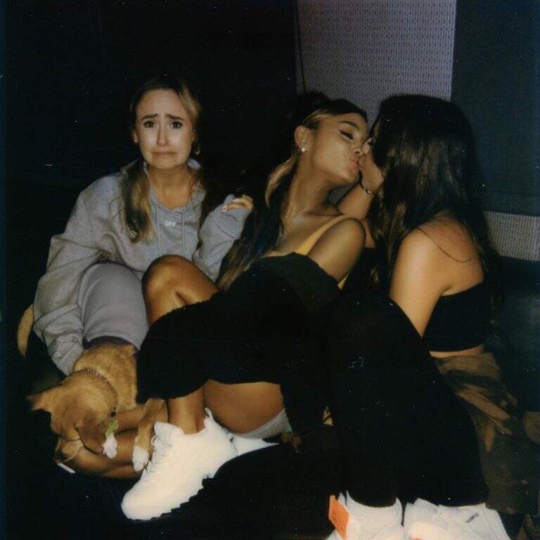 Ariana Grande Posta Foto Beijando Uma Amiga E Fãs Vão à Loucura