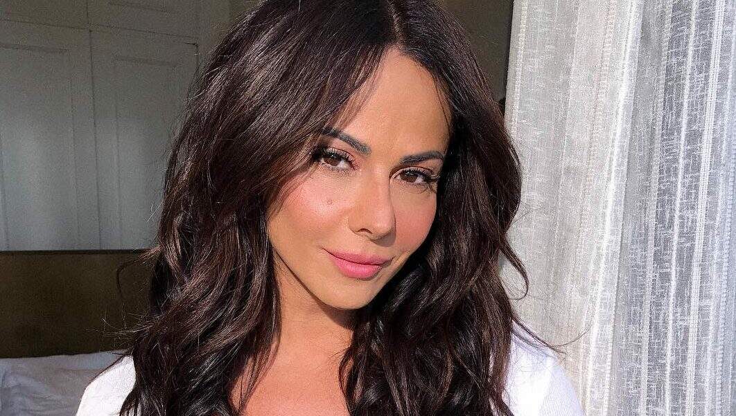 Viviane Araújo posa sem maquiagem e esbanja beleza natural em nova selfie - Metropolitana FM