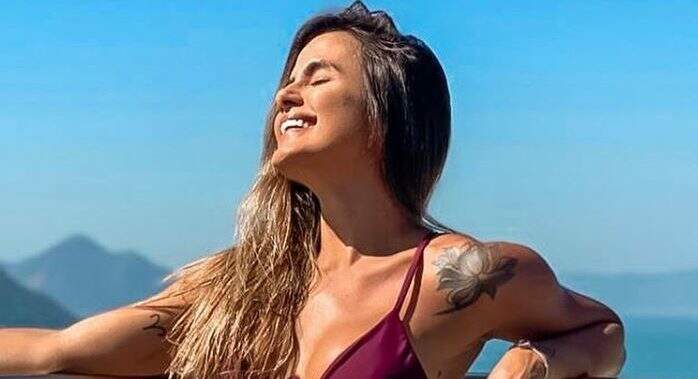 Ex-BBB Carol Peixinho posa deitada na areia e encanta seguidores - Metropolitana FM