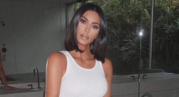 Exagerou no Photoshop? Kim Kardashian aparece com seis dedos no pé e choca seguidores - Metropolitana FM