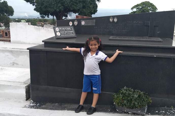 Criança apaixonada por cemitério viraliza na internet