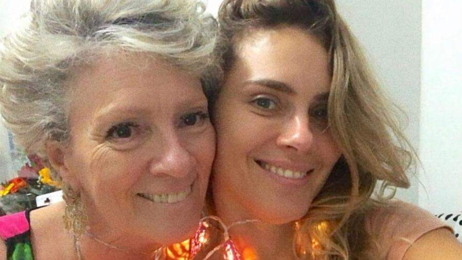 Mãe de Carolina Dieckmann morre dormindo e atriz lamenta: “Devastada”