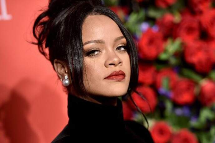 Grávida? Volume na barriga de Rihanna chama a atenção na internet