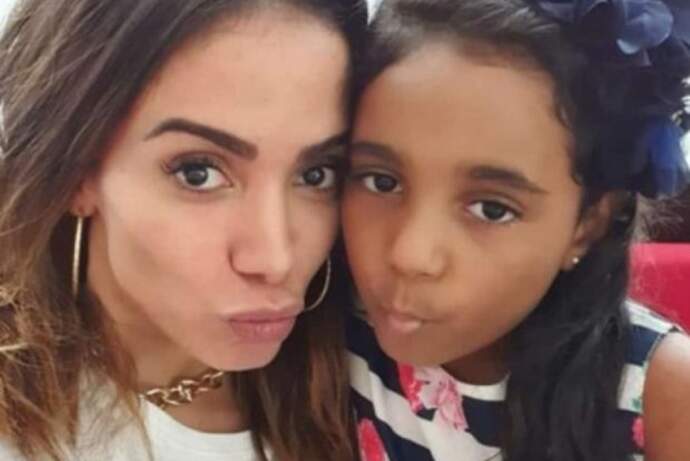 Aos 8 anos, sobrinha de Anitta usa look da funkeira e divide opiniões: “Nova demais pra isso”