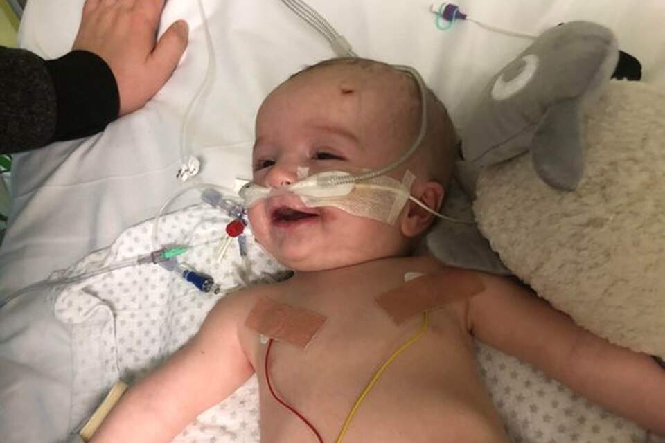 Após ficar 7 meses em coma, bebê acorda sorrindo e foto viraliza - Metropolitana FM
