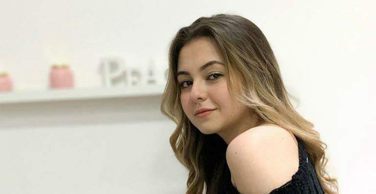 Aos 19 anos, Klara Castanho corre na piscina e brinca: “Me processe por estar bonita demais” - Metropolitana FM