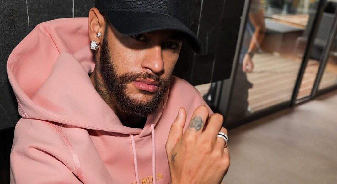 Neymar posta foto ao lado de modelo e coloca emoji de coração - Metropolitana FM