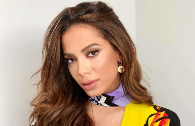 Anitta posta clique com look revelador e exibe marcas de sol