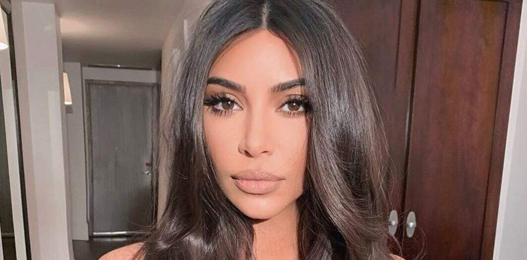 Kim Kardashian ostenta boa forma em clique de Ano Novo atrasado - Metropolitana FM