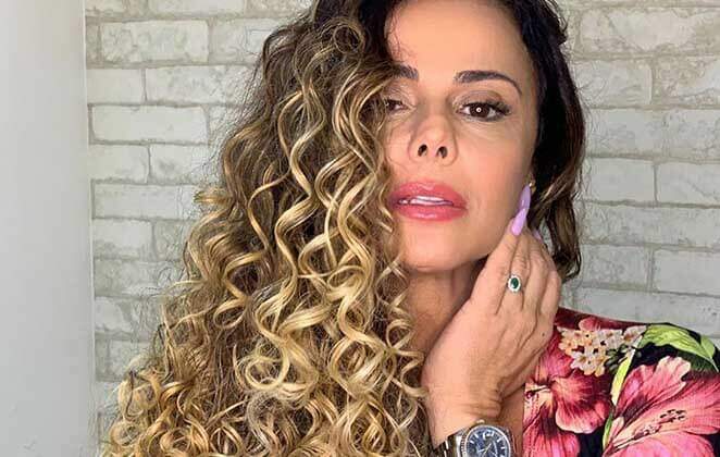 Viviane Araújo posta clique em academia e detalhe chama atenção - Metropolitana FM
