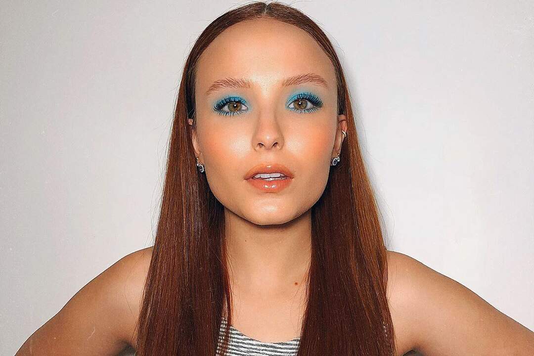 Larissa Manoela ostenta maquiagem azul e encanta fãs: “Maravilhosa”