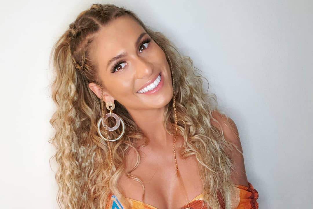 Lívia Andrade exibe boa forma impecável na piscina: “Colocar o bronzeado em dia” - Metropolitana FM