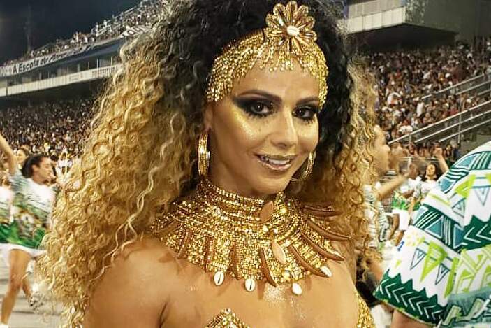 Viviane Araújo relembra desfile do ano passado e encanta seguidores: “Rainha de todas”