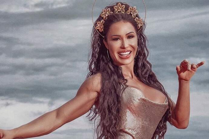 Gracyanne Barbosa posa deslumbrante em figurino de carnaval e encanta - Metropolitana FM