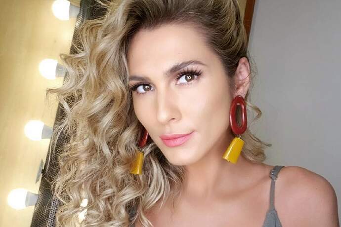 Lívia Andrade exibe boa forma em look militar e web vai à loucura