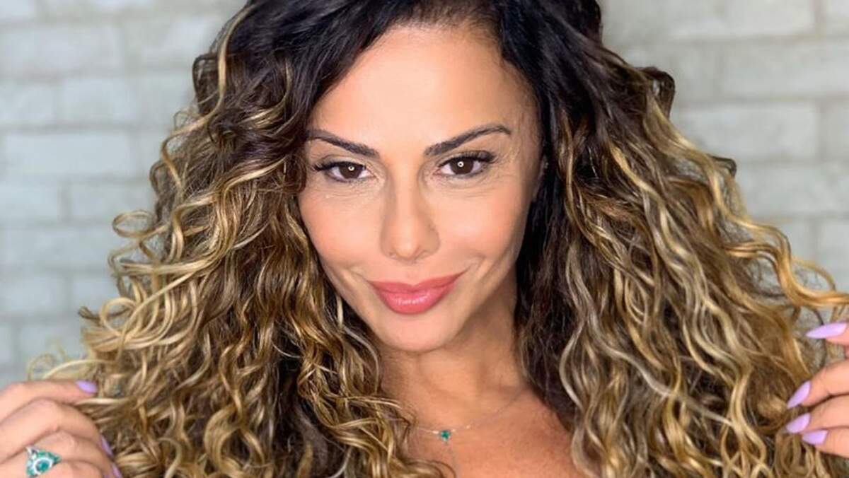 Viviane Araújo posa em frente ao espelho e bronzeado perfeito chama atenção - Metropolitana FM