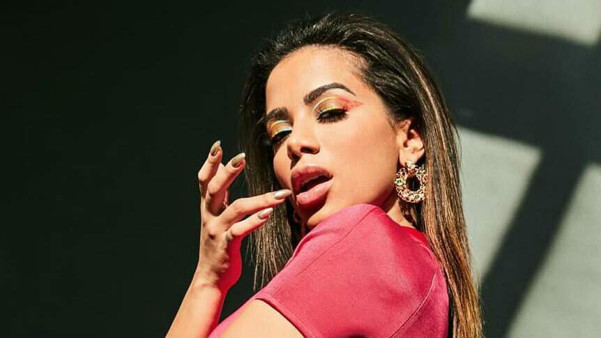 Anitta choca web com pose diferenciada e fã dispara: “O alongamento tá em dia” - Metropolitana FM