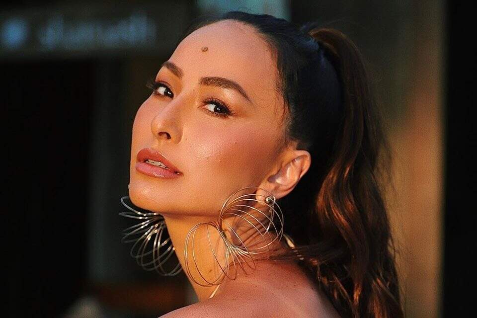 Com looks diferenciados, Sabrina Sato posta ensaio de carnaval e leva web à loucura