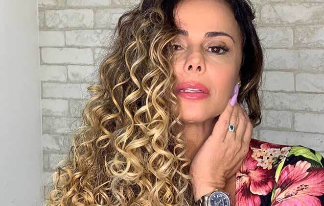 Em clima de carnaval, Viviane Araújo surge com look diferenciado e leva web à loucura - Metropolitana FM