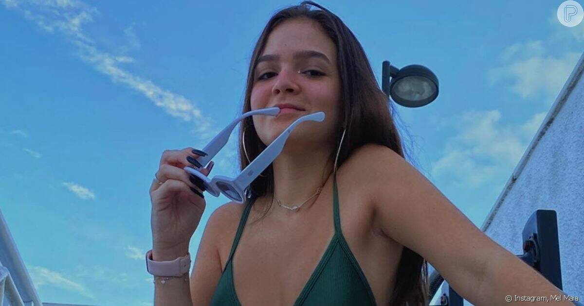 Mel Maia exibe tatuagem estratégica em frente ao espelho e quebra internet