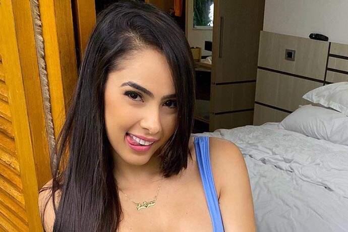 Juliana Caetano, do Bonde do Forró, posa em frente ao quarto: “Cansados?”