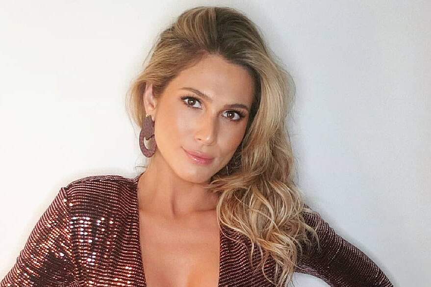 Lívia Andrade aposta em look elegante e desabafa: “Férias forçadas” - Metropolitana FM