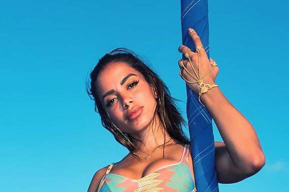 Anitta compartilha clique de verão e beleza natural chama atenção: “Não tem um defeito” - Metropolitana FM