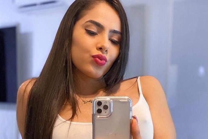 Juliana Caetano, do Bonde do Forró, mostra look para ficar de quarentena