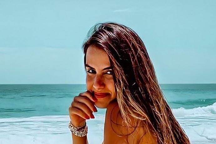 Carol Peixinho relembra foto na praia e desabafa: “Minha saudade que mais grita” - Metropolitana FM