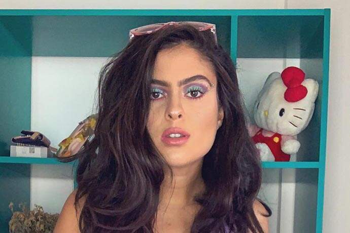 Hana Khalil posa com maiô diferenciado e exibe boa forma - Metropolitana FM