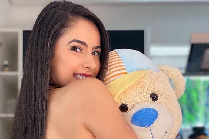 Juliana Caetano, do Bonde do Forró, abraça urso de pelúcia: “Vamos brincar?” - Metropolitana FM
