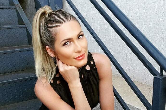 De tranças no cabelo, Lívia Andrade exibe look para o “Fofocalizando” e boa forma impressiona - Metropolitana FM