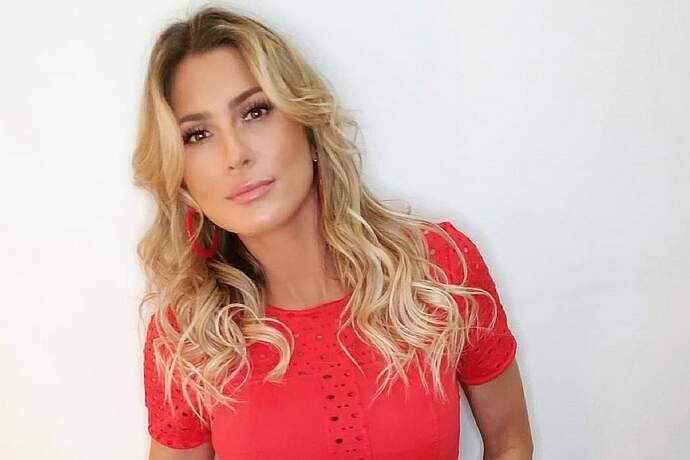 Com pose ousada, Lívia Andrade aposta em look vibrante para apresentar o “Fofocalizando” - Metropolitana FM