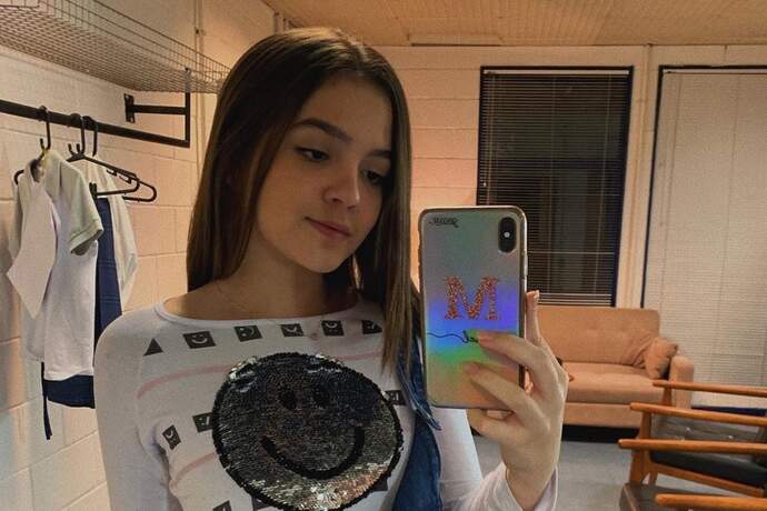 Mel Maia posta selfie em frente ao espelho e boa forma chama atenção: “Mania”