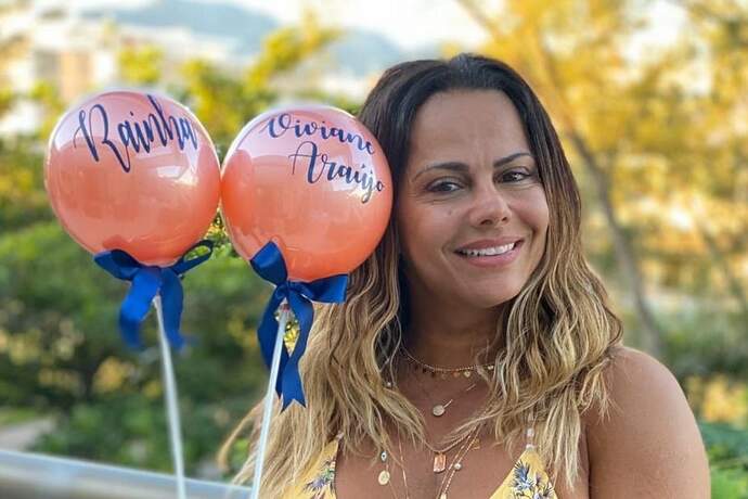 De quarentena, Viviane Araújo comemora aniversário em casa