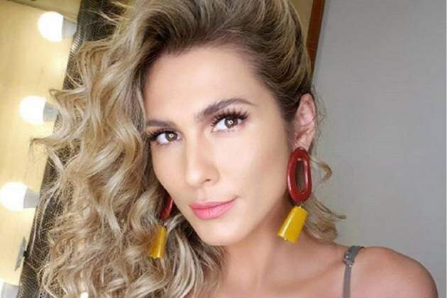 Lívia Andrade posa deslumbrante no topo das montanhas e brinca: “Subi na vida” - Metropolitana FM