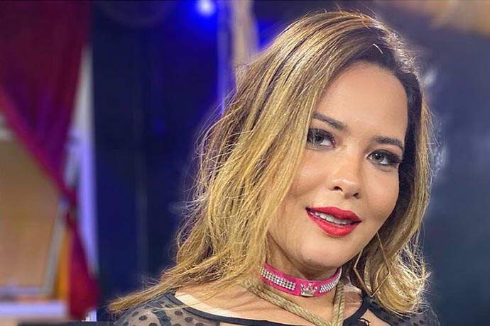 Geisy Arruda comemora 2 milhões de inscritos com vídeo inusitado - Metropolitana FM