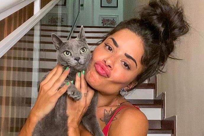 Aline Riscado posa com gatinho na quarentena: “Muito amor em casa”