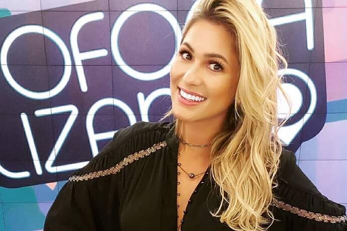 Lívia Andrade retorna ao ‘Fofocalizando’ e mostra seu look nas redes sociais - Metropolitana FM
