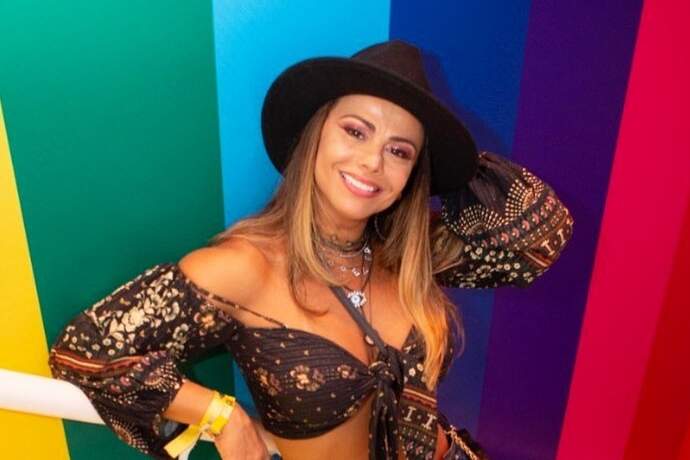 De tranças no cabelo, Viviane Araújo ostenta bronzeado perfeito em nova selfie - Metropolitana FM