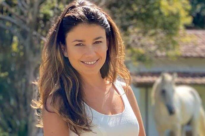 Paula Fernandes posa ao lado de seu cavalo e brinca: “Shania ou Paula?” - Metropolitana FM