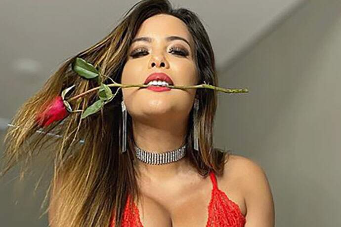 Geisy Arruda posa com rosas e deixa fãs apaixonados: “Pra quem tem coragem!”