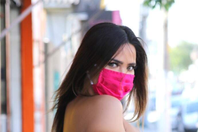 Geisy Arruda choca internautas ao posar de máscara na rua: “Protejam-se”