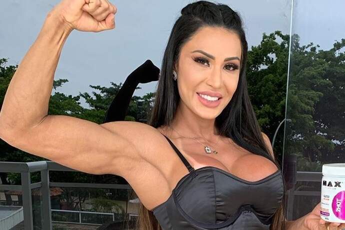 Gracyanne Barbosa mostra novo treino caseiro e esbanja boa forma fitness