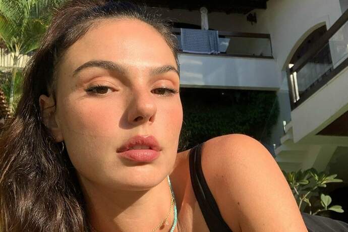 Sem maquiagem, Isis Valverde curte dia de sol e recebe elogios: “Não aguento essa beleza” - Metropolitana FM