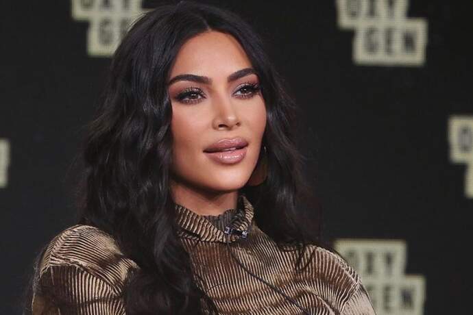 Kim Kardashian surpreende com clique inusitado e internautas vão à loucura