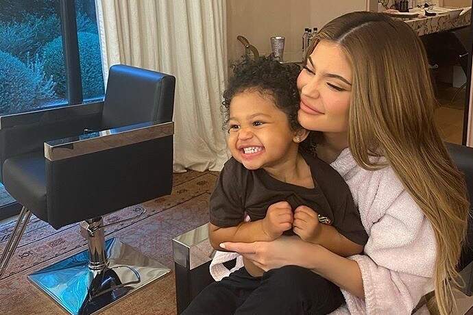 Filha de Kylie Jenner cumpre ‘Desafio da Paciência’ e vídeo viraliza nas redes sociais