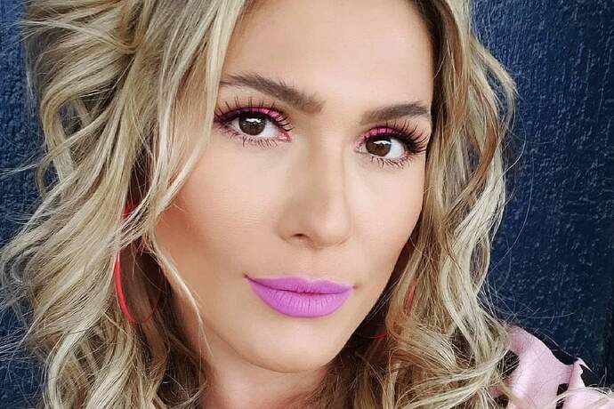 Em sequência de fotos, Lívia Andrade aposta em maquiagem neon para o ‘Fofocalizando’ - Metropolitana FM